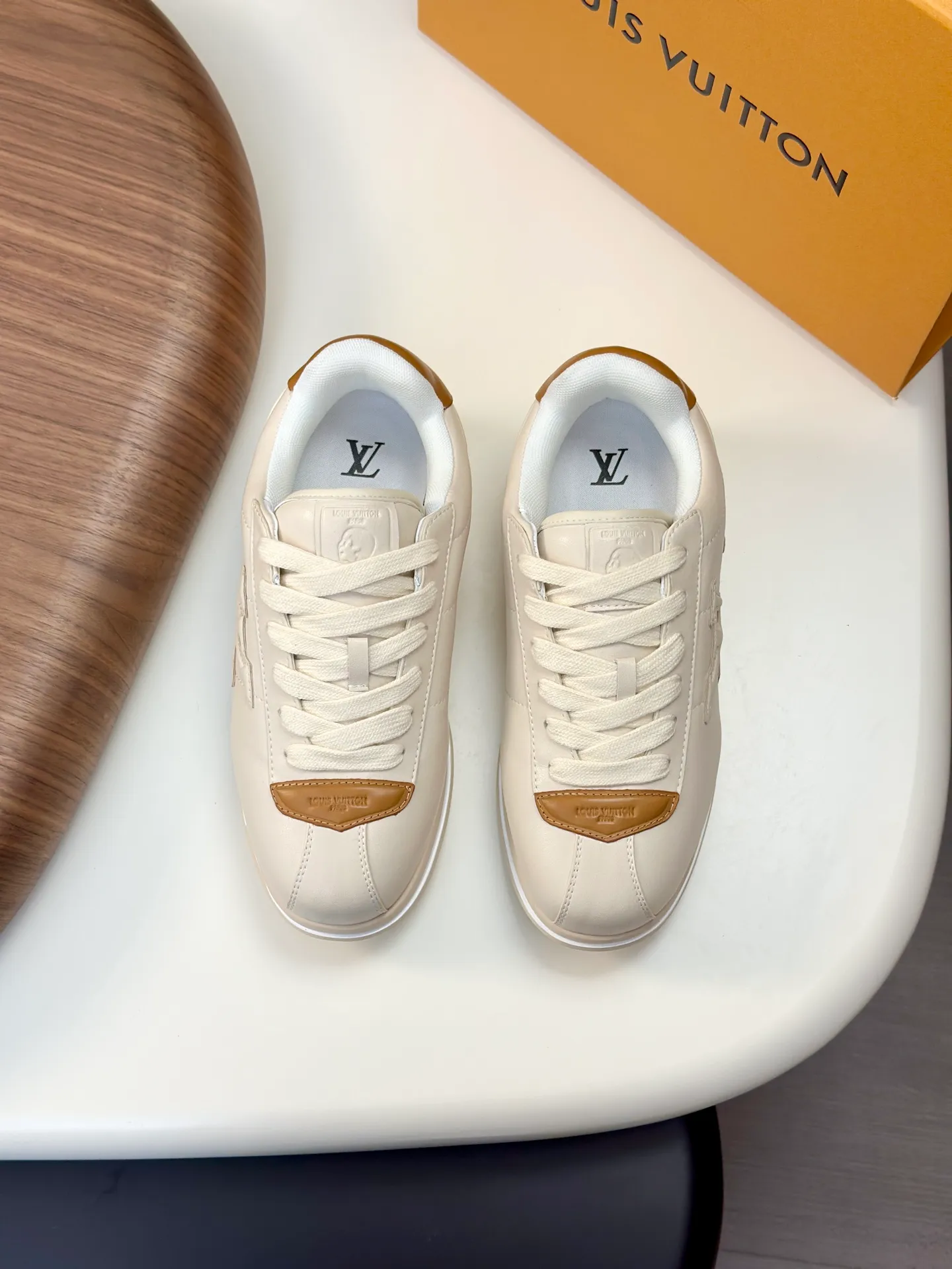 Factory direct sale ¥700💰Full set of packaging💰Top version LV-Louis Vuitton-Classic catwalk new style 1:1 developed replica of the original version! ! The upper foot is very comfortable. It is made of luxurious materials and fine workmanship. The midsole is printed with English letters "Made in Europe". The upper is made of calfskin imported from Italy. The side is decorated with the brand's LOGO and signature. The latest latex foot pads and mesh lining make the foot feel super comfortable. The original two-color TPU combination outsole is specially provided by the original factory. Bag technology Goodyear stitched edges Fabric: Exclusive custom first-layer cowhide Accessories: Exclusive private model Vuitton logo, lining: Customized silk mesh lining - first-layer silk cowhide lining Outsole: TPU combination outsole wear-resistant, non-slip and anti-yellowing Foot pads: new latex pads-mesh sweat-absorbent Counter technology: fully computerized sewing machine wire drawing Toe box back cover Hot and cold shaping Full set of pull-top last with medium and low logo pattern Counter packaging - Shoelaces, certificates, cards, instructions, certificates of quality, dust bags, the most comprehensive packaging on the Internet, men's size 339-44 (38/45 custom-made, non-refundable!